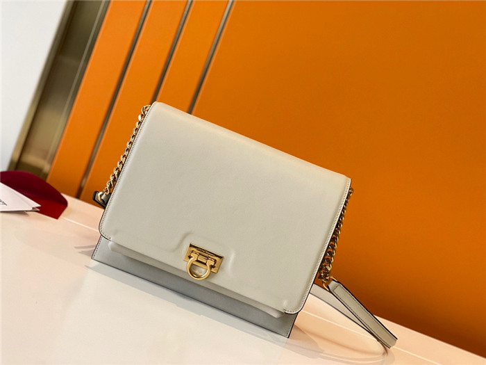 FERRAGAMO 페레가모 미듐 트리폴리오백 F621099-4/신상